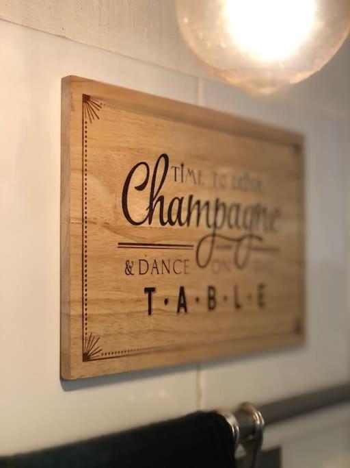 Charmant Logement & Terrasse Au Centre Historique Сен-Клод Екстер'єр фото
